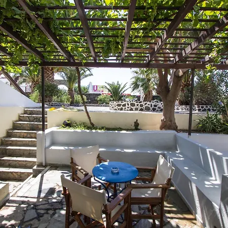 Petra Nera 2* Perissa (Santorini)