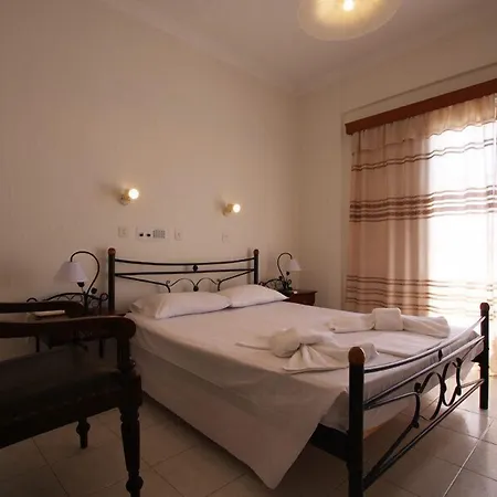 Petra Nera Perissa (Santorini)