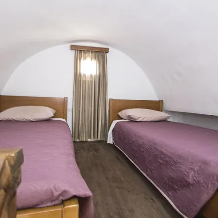 Petra Nera Perissa (Santorini)