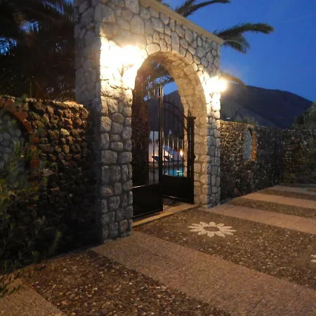 Petra Nera 2* Perissa (Santorini)
