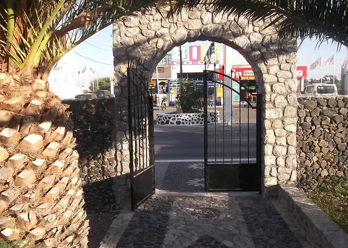 Petra Nera Hotel Perissa (Santorini)