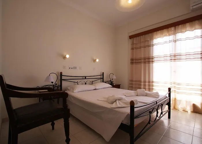 Petra Nera Perissa (Santorini)