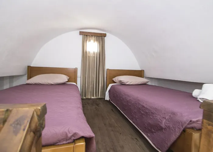 Petra Nera Περίσσα